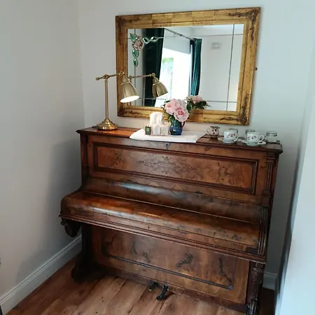 The Feathered Nest At The Cracked Hen 3*