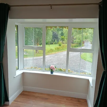 The Feathered Nest At The Cracked Hen 3*