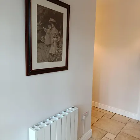 The Feathered Nest At The Cracked Hen ゴリー