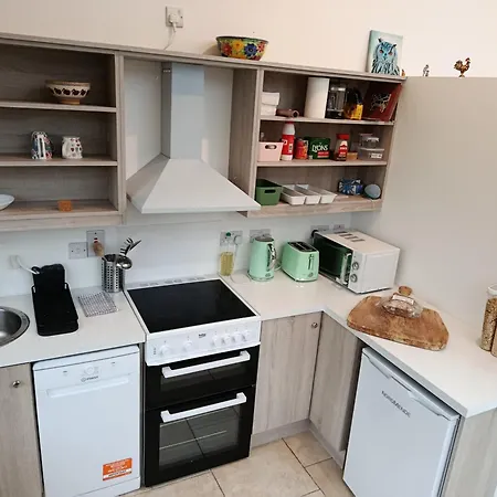 The Feathered Nest At The Cracked Hen Panzió Gorey