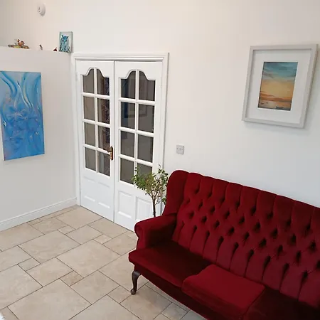 The Feathered Nest At The Cracked Hen 3*