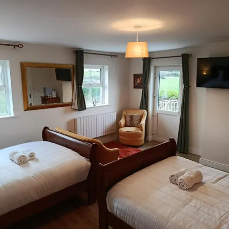 The Feathered Nest At The Cracked Hen 3* Gorey