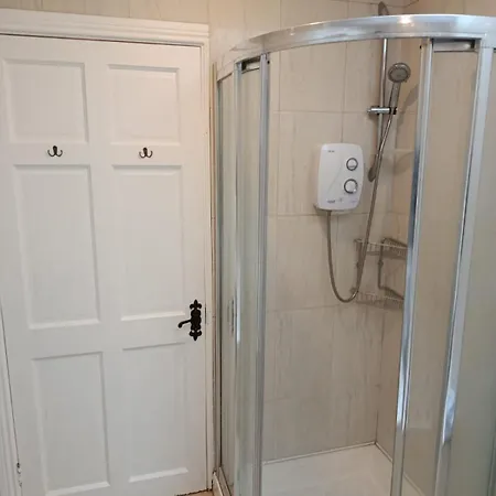 The Feathered Nest At The Cracked Hen ゴリー